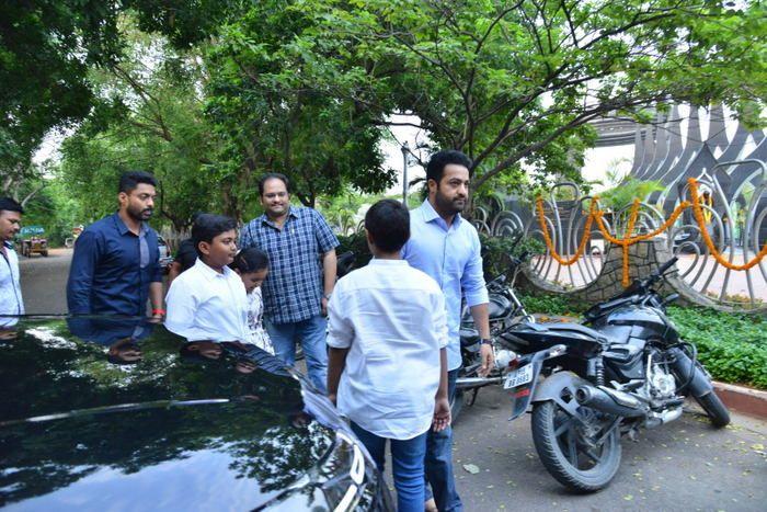 Nandamuri Family & Celebrities pays tributes to Sr NTR Photos