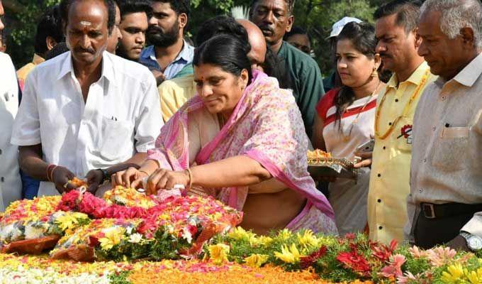 Nandamuri Family & Celebrities pays tributes to Sr NTR Photos