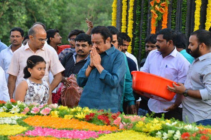 Nandamuri Family & Celebrities pays tributes to Sr NTR Photos