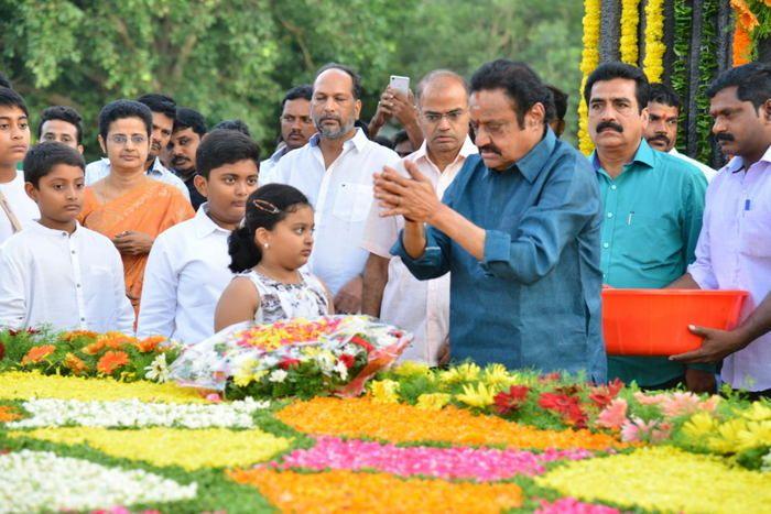 Nandamuri Family & Celebrities pays tributes to Sr NTR Photos