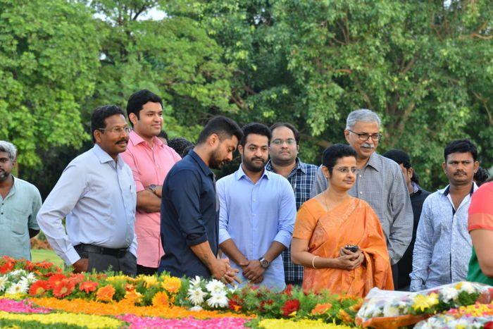 Nandamuri Family & Celebrities pays tributes to Sr NTR Photos