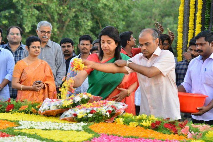 Nandamuri Family & Celebrities pays tributes to Sr NTR Photos