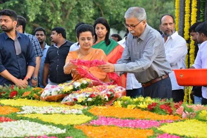 Nandamuri Family & Celebrities pays tributes to Sr NTR Photos