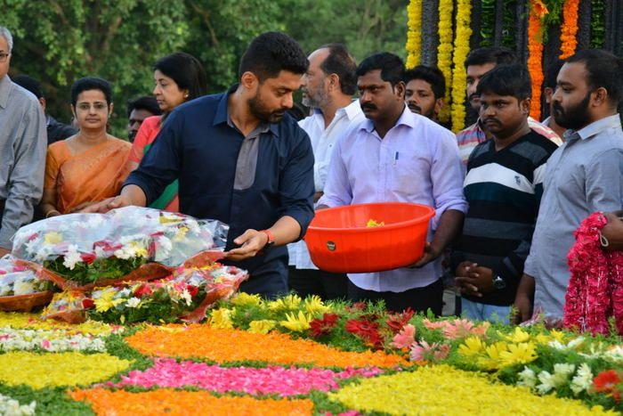 Nandamuri Family & Celebrities pays tributes to Sr NTR Photos