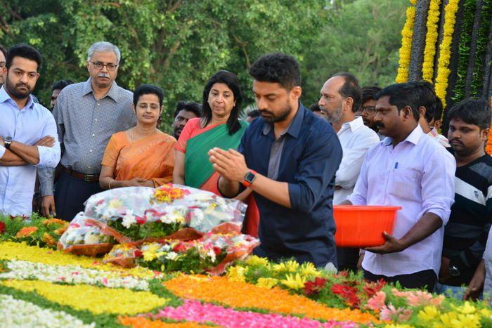 Nandamuri Family & Celebrities pays tributes to Sr NTR Photos