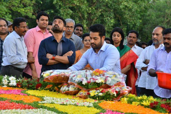 Nandamuri Family & Celebrities pays tributes to Sr NTR Photos