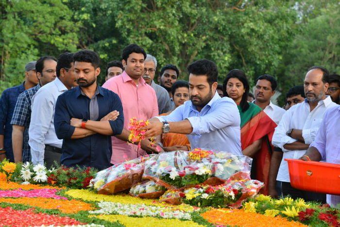 Nandamuri Family & Celebrities pays tributes to Sr NTR Photos