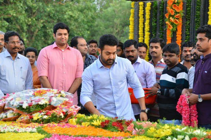 Nandamuri Family & Celebrities pays tributes to Sr NTR Photos