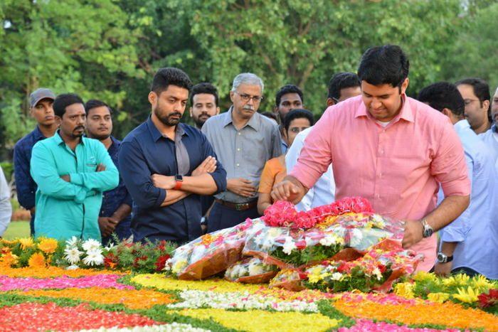 Nandamuri Family & Celebrities pays tributes to Sr NTR Photos