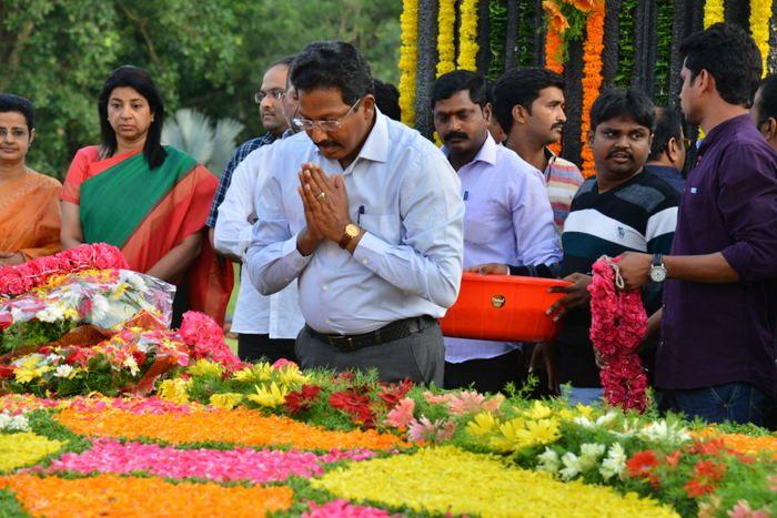 Nandamuri Family & Celebrities pays tributes to Sr NTR Photos