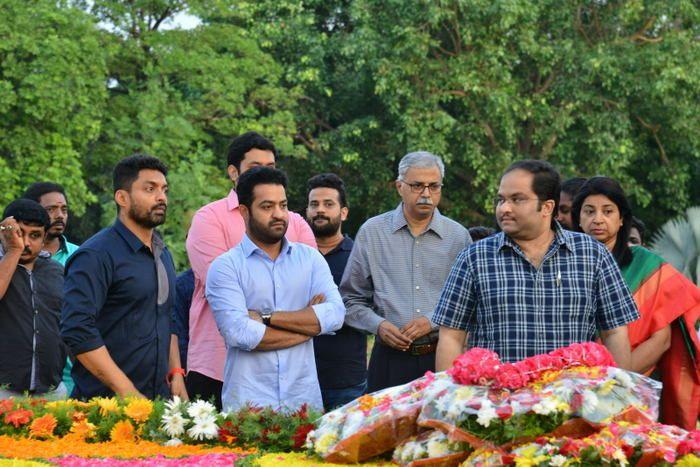 Nandamuri Family & Celebrities pays tributes to Sr NTR Photos