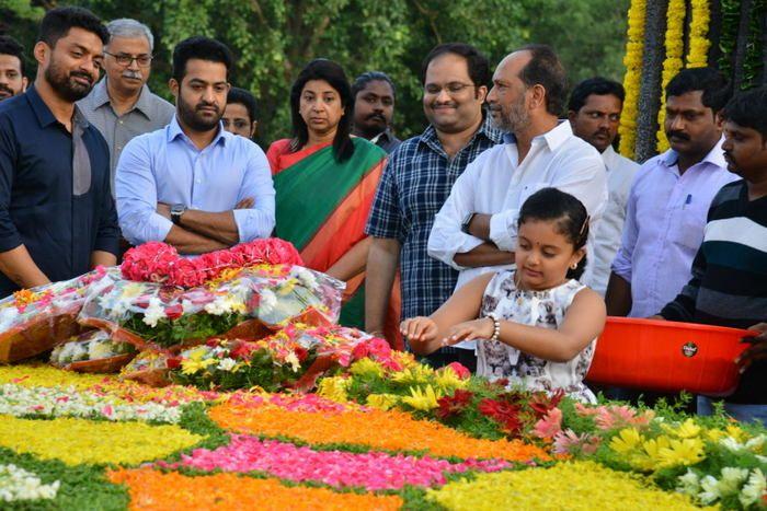 Nandamuri Family & Celebrities pays tributes to Sr NTR Photos