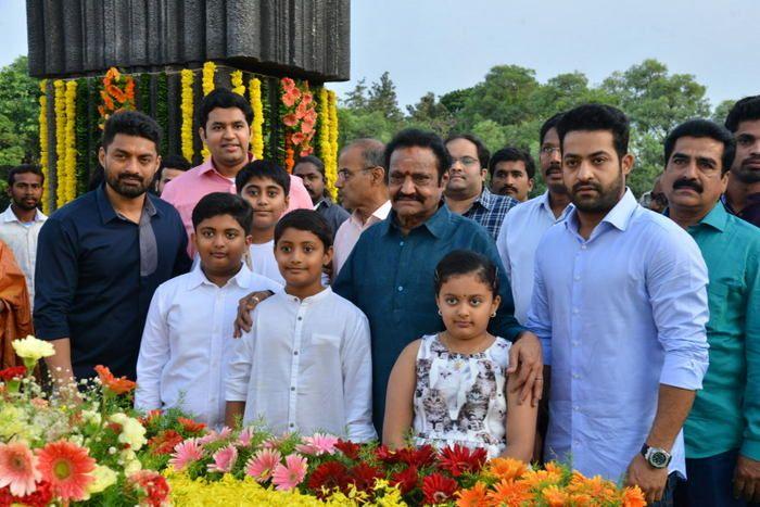 Nandamuri Family & Celebrities pays tributes to Sr NTR Photos