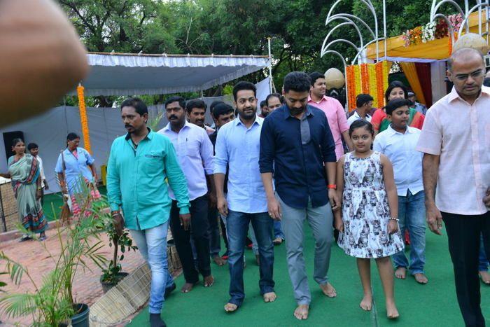 Nandamuri Family & Celebrities pays tributes to Sr NTR Photos