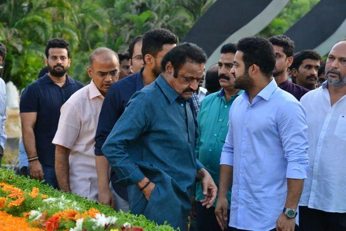 Nandamuri Family & Celebrities pays tributes to Sr NTR Photos