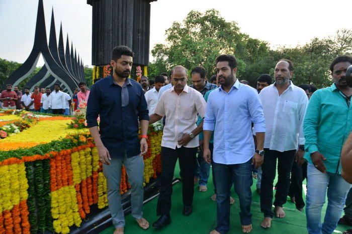 Nandamuri Family & Celebrities pays tributes to Sr NTR Photos