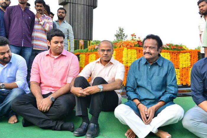 Nandamuri Family & Celebrities pays tributes to Sr NTR Photos