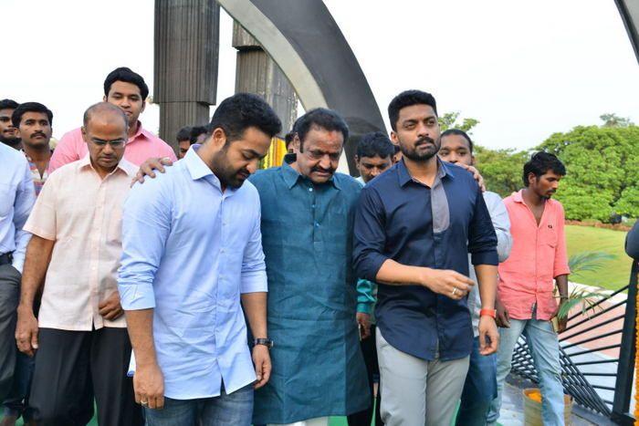 Nandamuri Family & Celebrities pays tributes to Sr NTR Photos