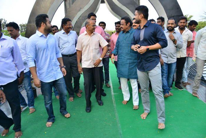 Nandamuri Family & Celebrities pays tributes to Sr NTR Photos