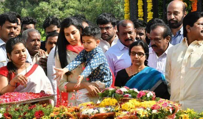 Nandamuri Family & Celebrities pays tributes to Sr NTR Photos