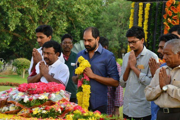 Nandamuri Family & Celebrities pays tributes to Sr NTR Photos