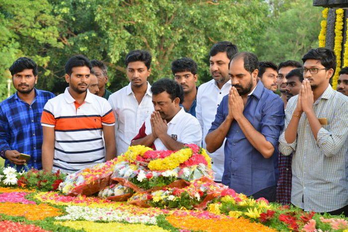 Nandamuri Family & Celebrities pays tributes to Sr NTR Photos