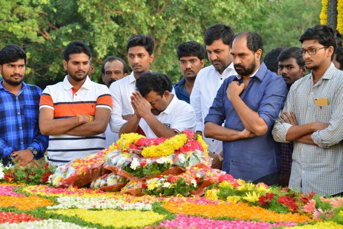 Nandamuri Family & Celebrities pays tributes to Sr NTR Photos