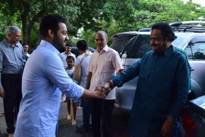 Nandamuri Family & Celebrities pays tributes to Sr NTR Photos