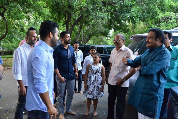 Nandamuri Family & Celebrities pays tributes to Sr NTR Photos