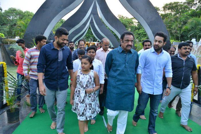 Nandamuri Family & Celebrities pays tributes to Sr NTR Photos