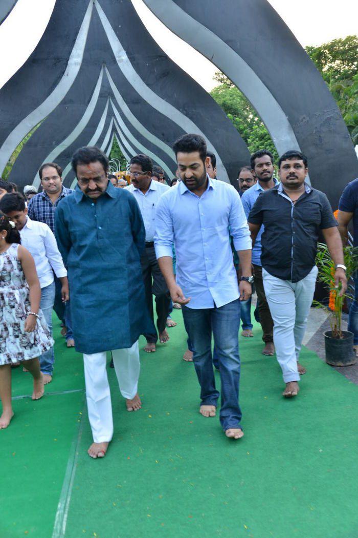 Nandamuri Family & Celebrities pays tributes to Sr NTR Photos