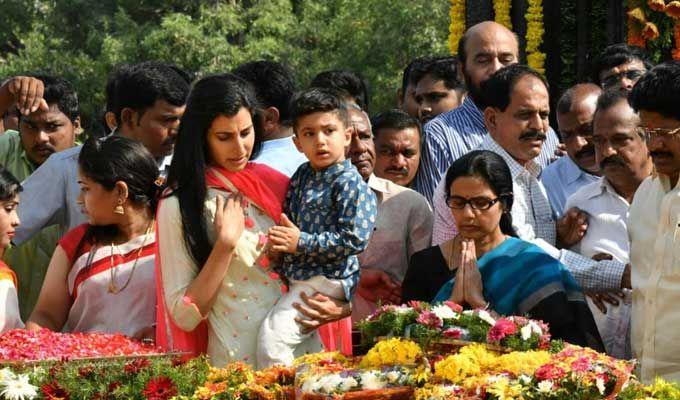 Nandamuri Family & Celebrities pays tributes to Sr NTR Photos