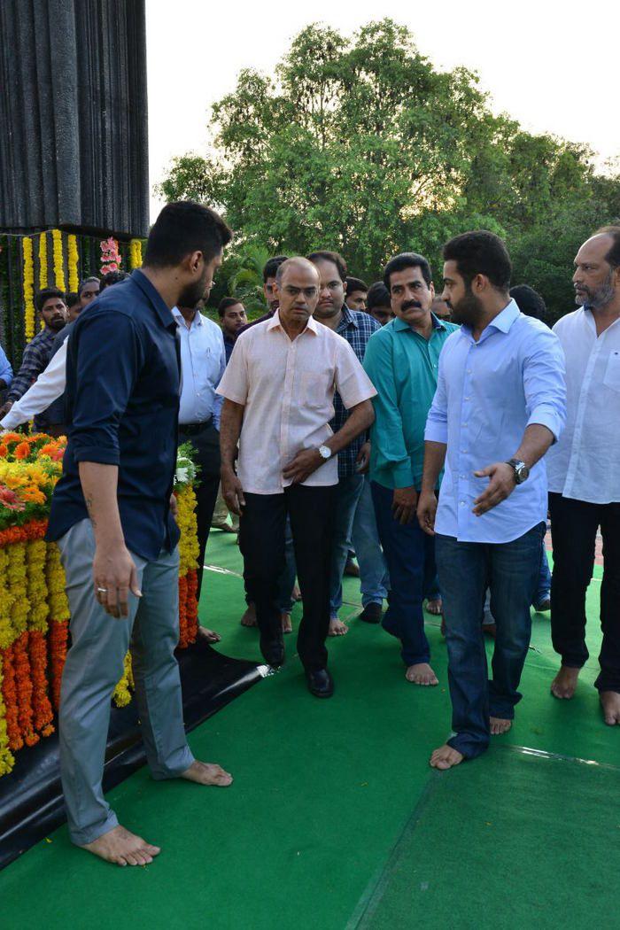 Nandamuri Family & Celebrities pays tributes to Sr NTR Photos