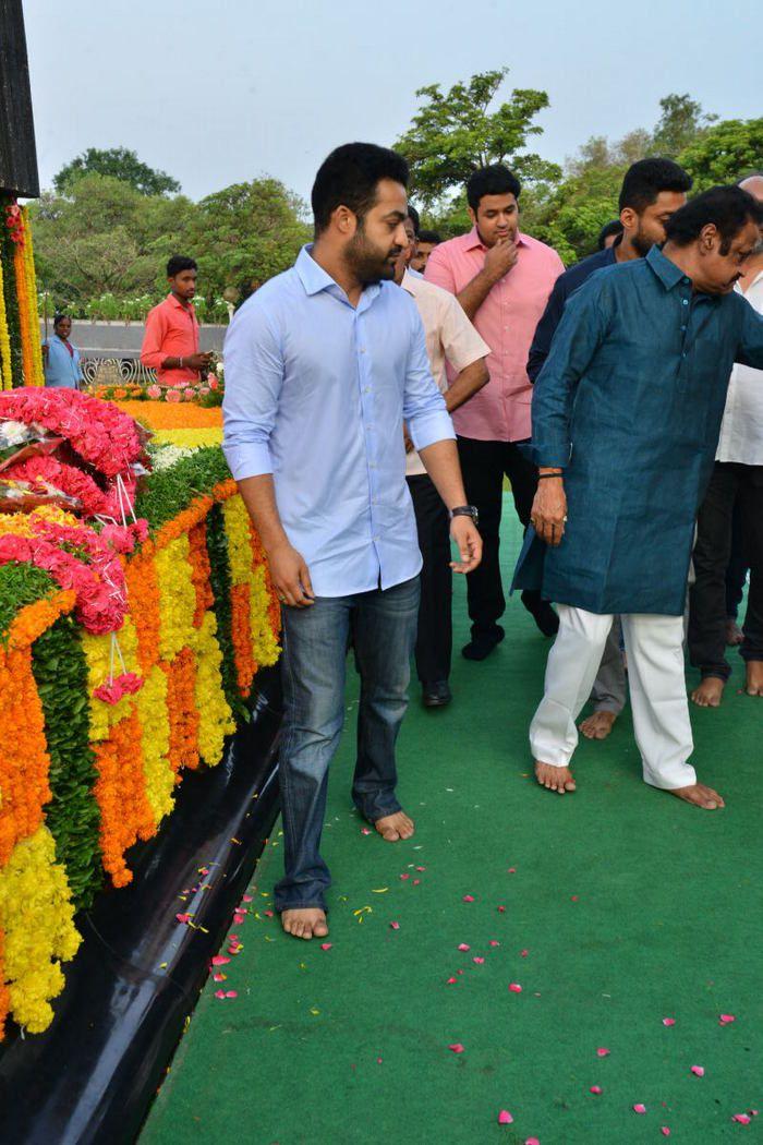 Nandamuri Family & Celebrities pays tributes to Sr NTR Photos