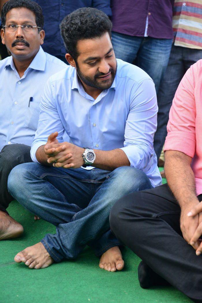 Nandamuri Family & Celebrities pays tributes to Sr NTR Photos