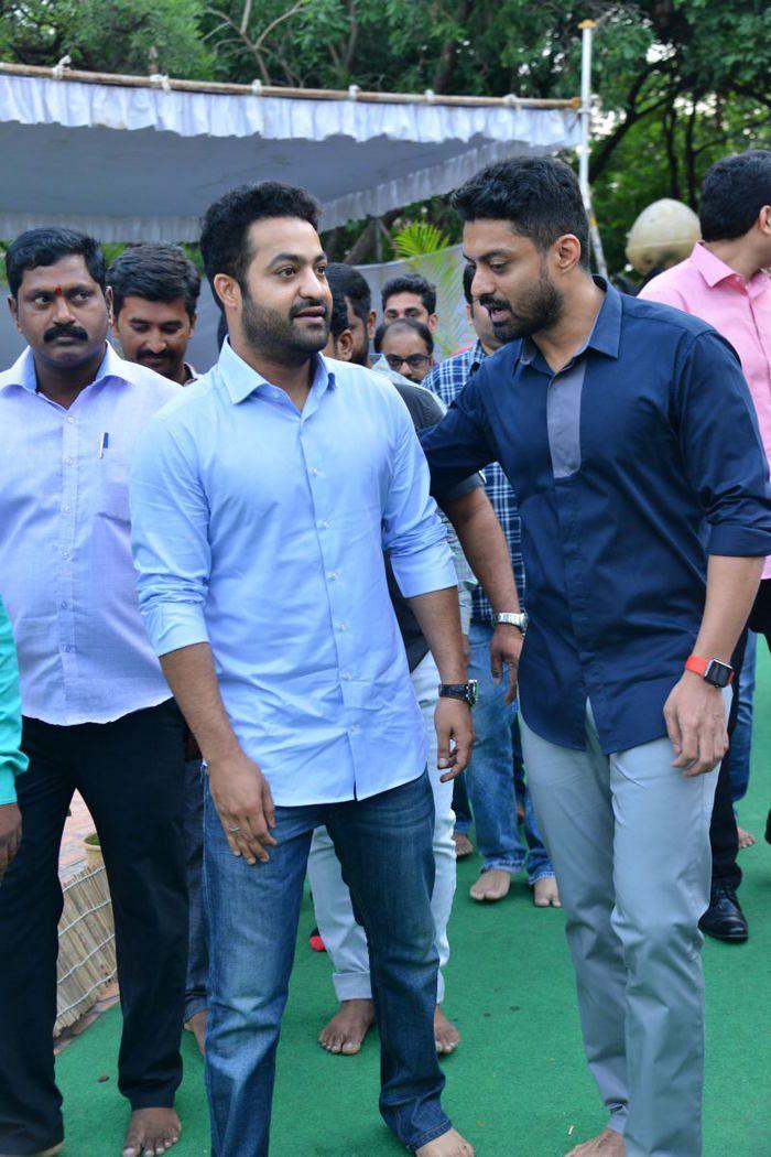 Nandamuri Family & Celebrities pays tributes to Sr NTR Photos