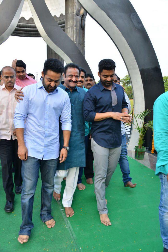 Nandamuri Family & Celebrities pays tributes to Sr NTR Photos