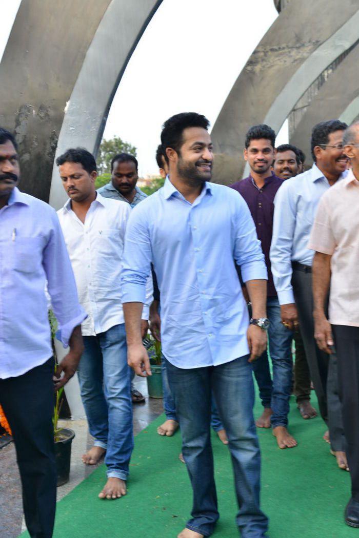 Nandamuri Family & Celebrities pays tributes to Sr NTR Photos