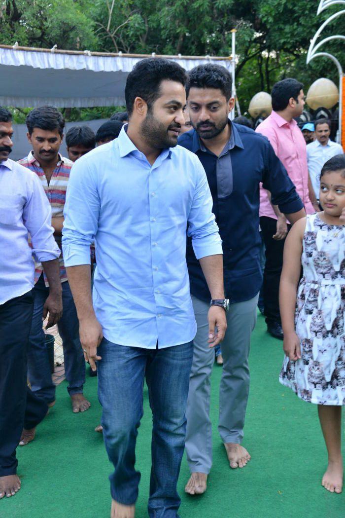 Nandamuri Family & Celebrities pays tributes to Sr NTR Photos