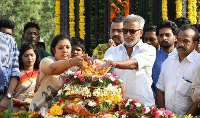 Nandamuri Family & Celebrities pays tributes to Sr NTR Photos