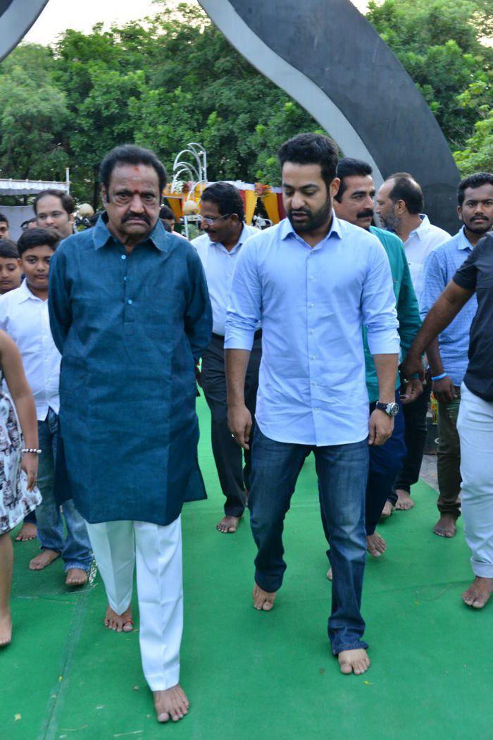 Nandamuri Family & Celebrities pays tributes to Sr NTR Photos