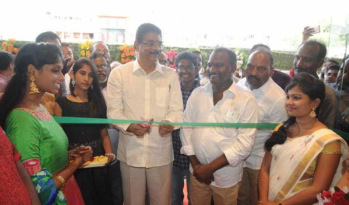 Nivetha Thomas inaugurates Lucky shopping mall at Vizag