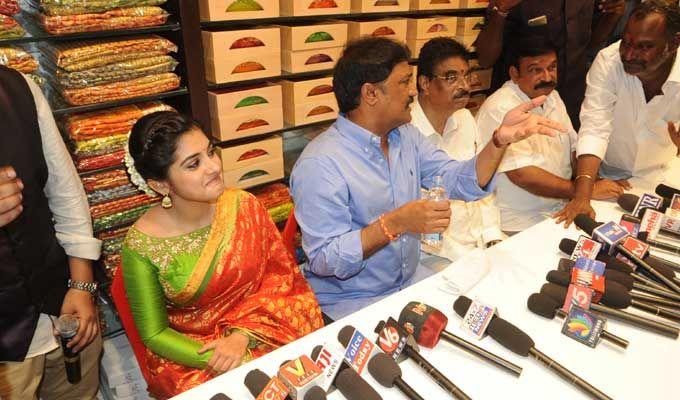 Nivetha Thomas inaugurates Lucky shopping mall at Vizag