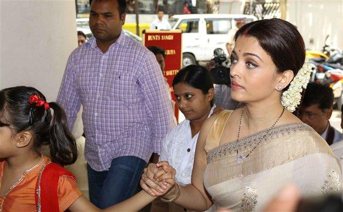 PHOTOS: Aishwarya Rai Bachchan Father's 13th Day Prayer Meet