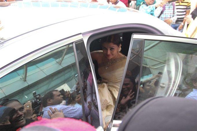 PHOTOS: Aishwarya Rai Bachchan Father's 13th Day Prayer Meet