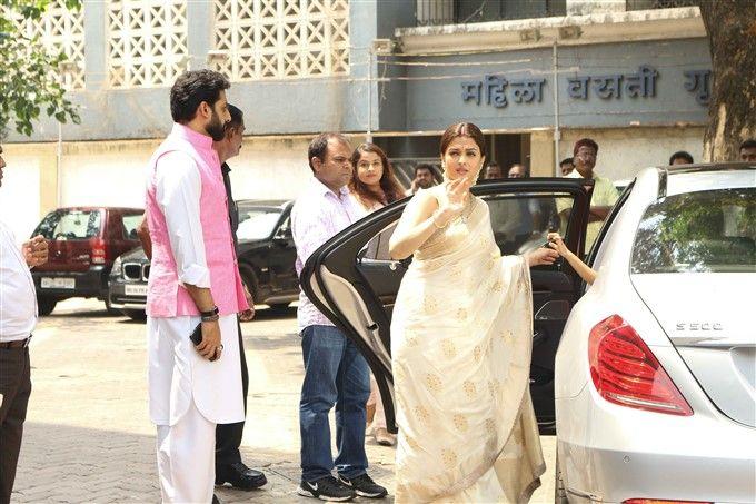 PHOTOS: Aishwarya Rai Bachchan Father's 13th Day Prayer Meet