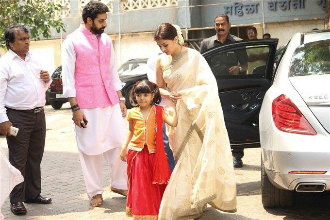 PHOTOS: Aishwarya Rai Bachchan Father's 13th Day Prayer Meet
