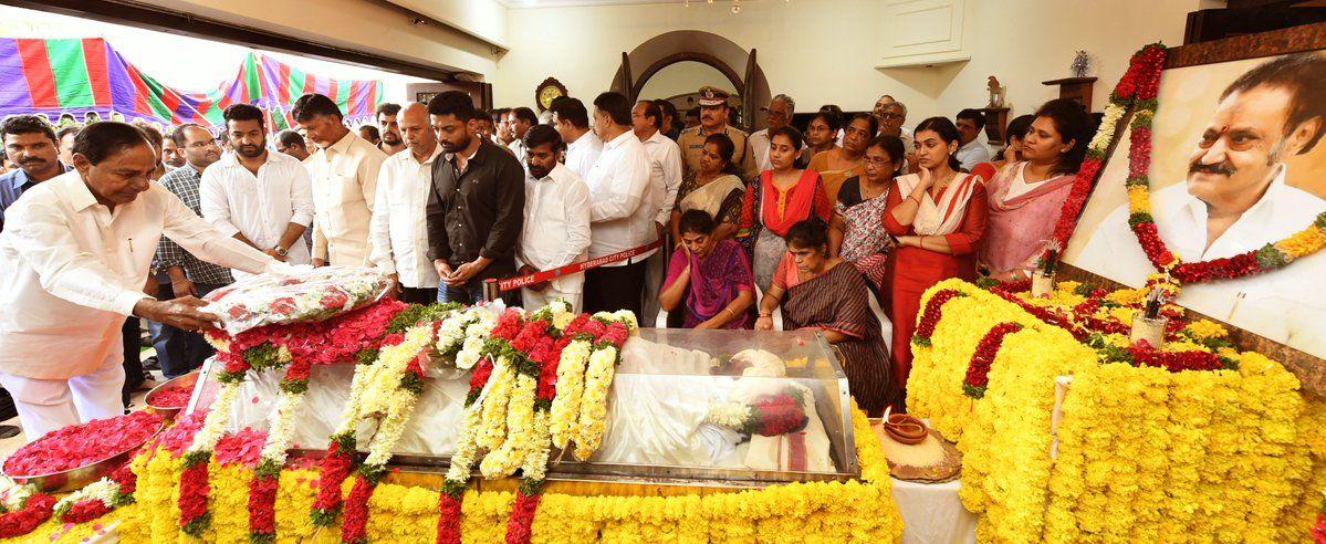 PHOTOS: Celebrities Pay Tribute to Nandamuri Harikrishna