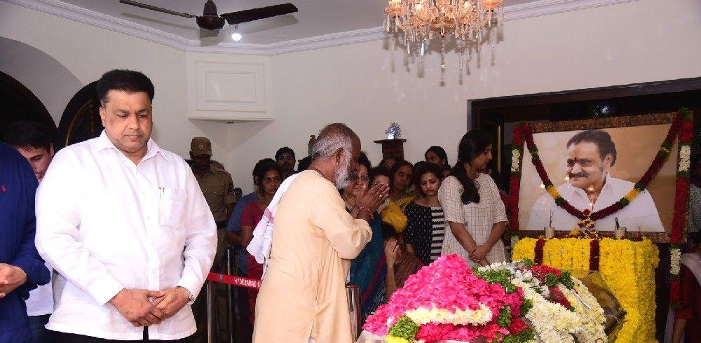 PHOTOS: Celebrities Pay Tribute to Nandamuri Harikrishna