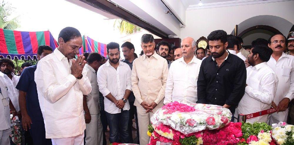 PHOTOS: Celebrities Pay Tribute to Nandamuri Harikrishna